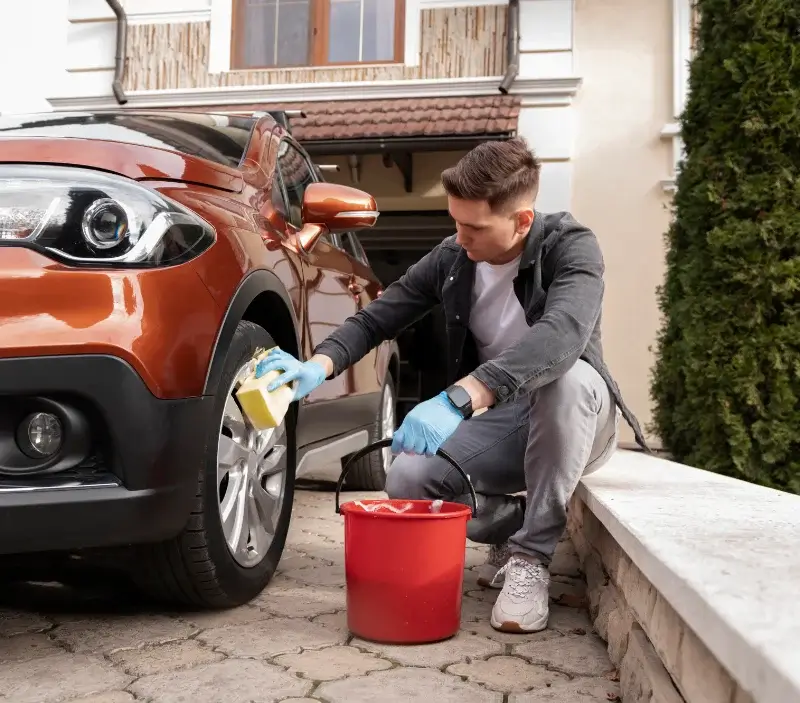 Lavage auto à domicile Saint-Barthélemy-le-Plain : professionnel intervenant sur un véhicule